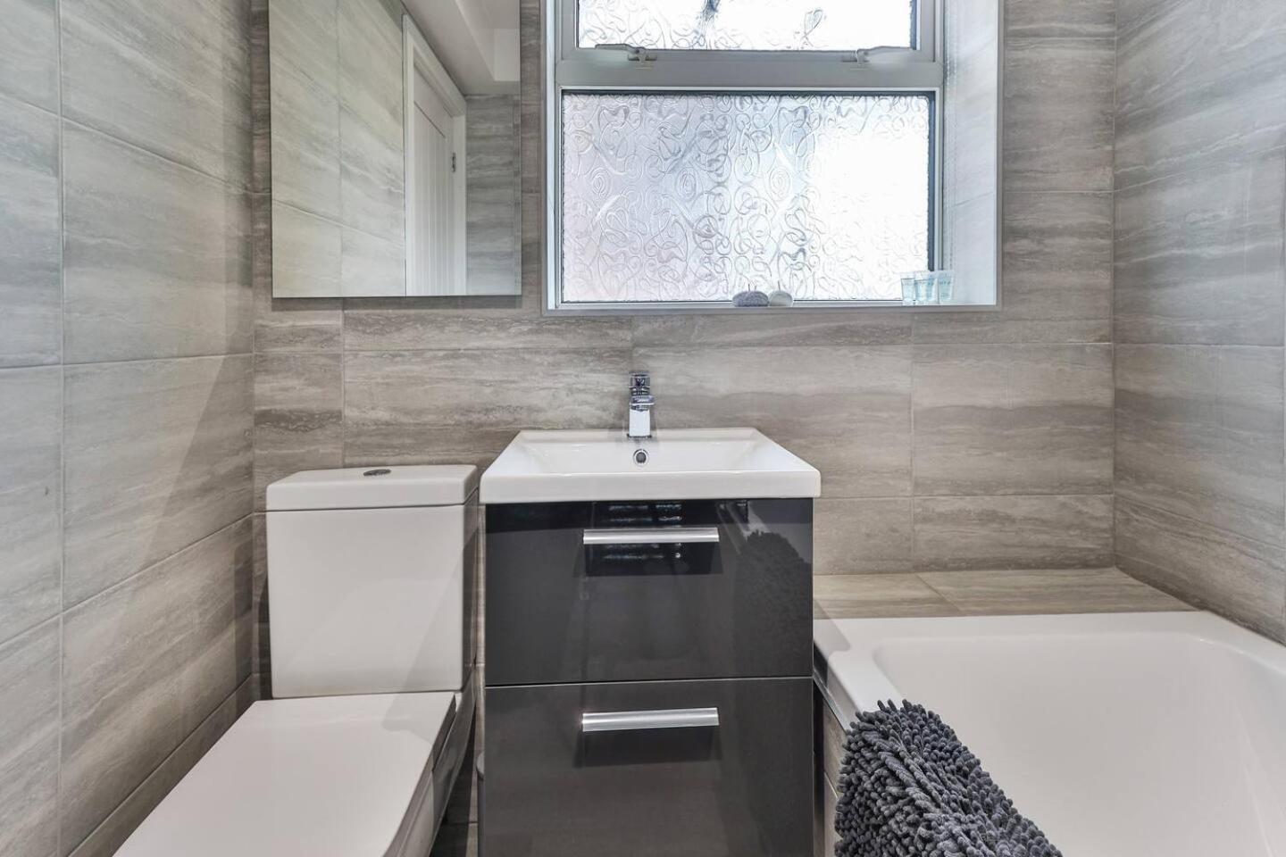 Newly Renovated 3 Bed 2 Bath Apartment & Parking Sheffield Exterior photo