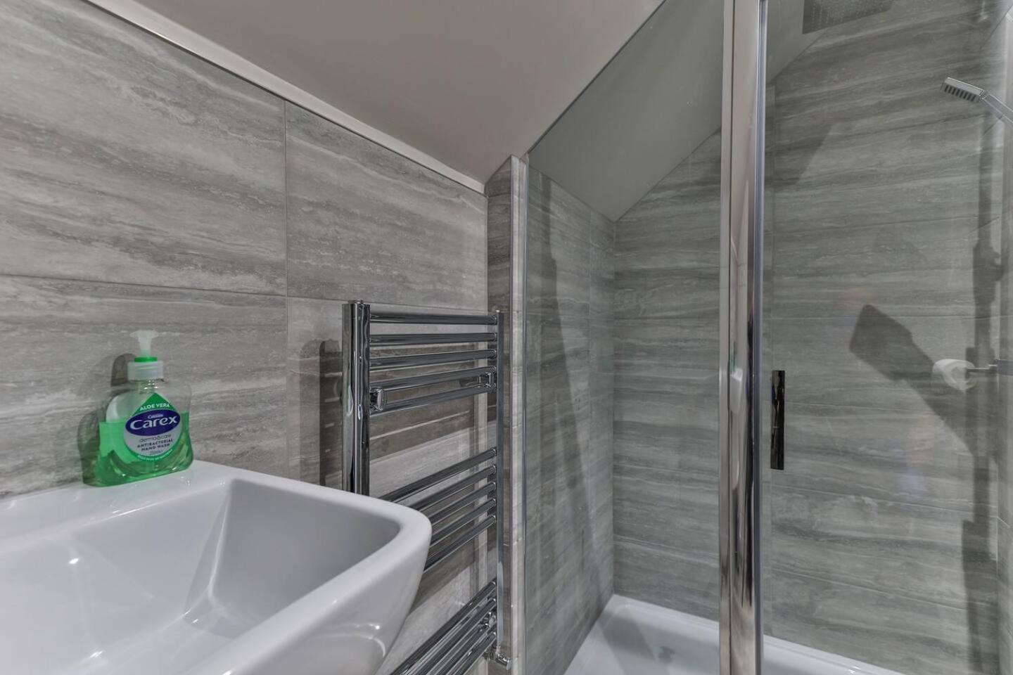 Newly Renovated 3 Bed 2 Bath Apartment & Parking Sheffield Exterior photo